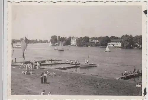 (F22371) Orig. Foto Personen am Wasser, Sportveranstaltung, Segler 1950er