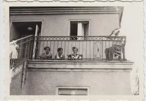 (F22369) Orig. Foto junge Männer auf einem Balkon, Ruderer aus Torgau 1950er