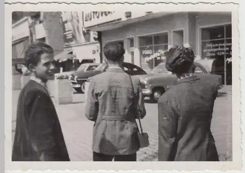 (F22363) Orig. Foto junge Männer in Berlin-West 1950er, Ford-Autohändler