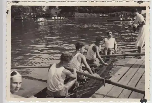 (F22359) Orig. Foto Sport-Ruder-Mannschaft a. Torgau a.d. Wasser 1950er