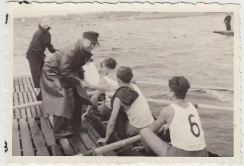 (F22349) Orig. Foto Sport-Ruderer a. Torgau a.d. Wasser 1950er