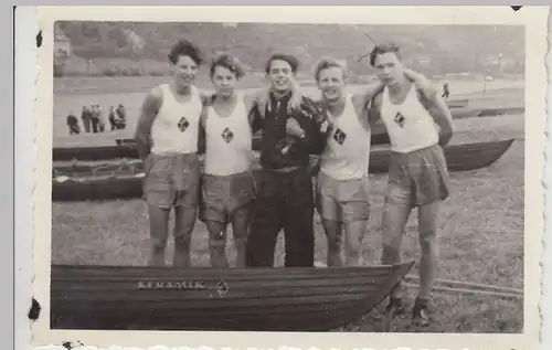 (F22344) Orig. Foto Sport-Ruder-Mannschaft a. Torgau m. Booten a. Wiese 1950er