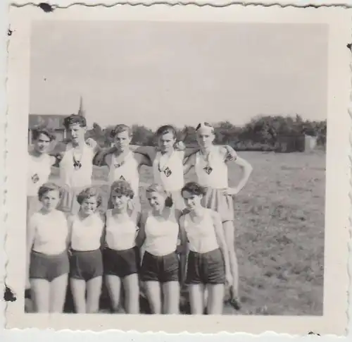 (F22341) Orig. Foto Sport-Ruder-Mannschaft a. Torgau m. Damen 1950er