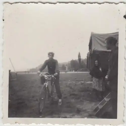 (F22330) Orig. Foto junger Mann mit Fahrrad am Lkw, DDR 1950er