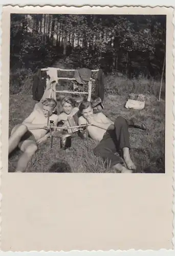(F22325) Orig. Foto junge Männer m. Akkordeon im Freien, kl. Kochstelle 1950er