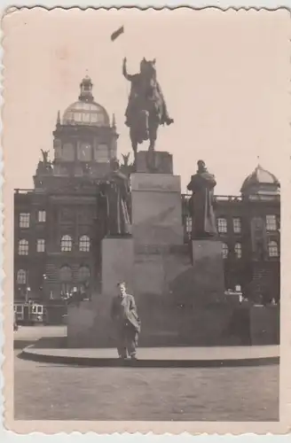 (F22324) Orig. Foto Prag, junger Mann vor Wenzel-Statue 1930er