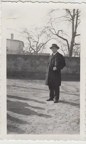 (F22323) Orig. Foto Mann m. Mantel u. Hut im Freien 1930er