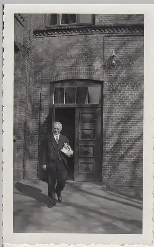 (F22322) Orig. Foto Lehrer verlässt ein Schulgebäude 1930er