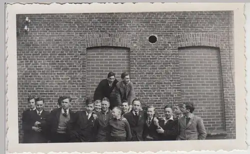 (F22319) Orig. Foto Schulklasse Jungs vor einem Schulgebäude 1934