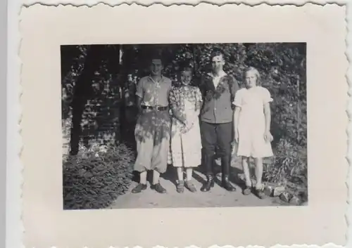 (F22309) Orig. Foto Personen stehen am Haus 1930er