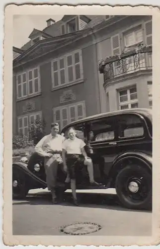 (F22304) Orig. Foto zwei Jungs an einem Automobil 1930er