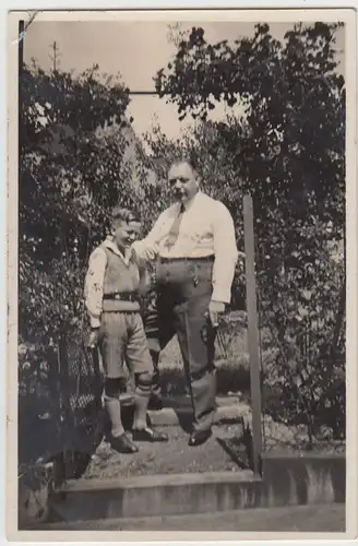 (F22300) Orig. Foto Junge mit Onkel Robert im Garten 1932