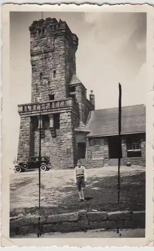 (F22297) Orig. Foto Hornisgrinde, Junge und Automobil vor dem Turm 1932