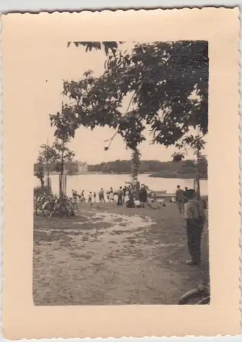 (F22276) Orig. Foto Frankreich 1940, Personen am Fluss Erdre bei Nantes