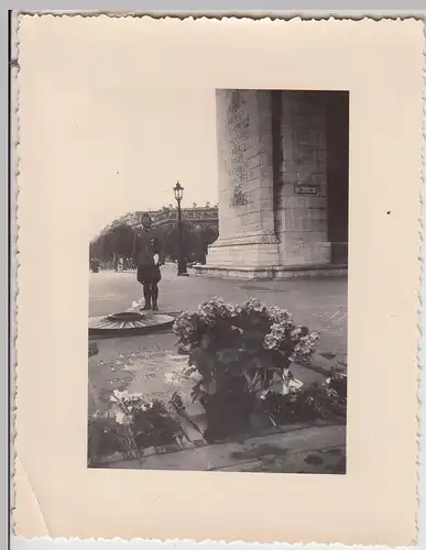 (F22219) Orig. Foto Paris, deutscher Soldat am Grab u. Triumpfbogen 1940