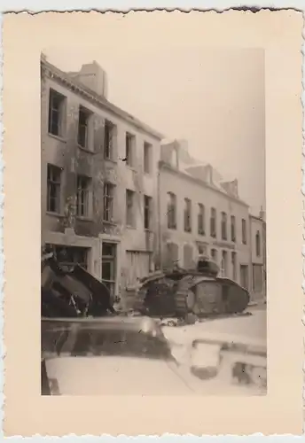 (F22198) Orig. Foto Beaumont, zerstörte Stadt u. Tank 1940