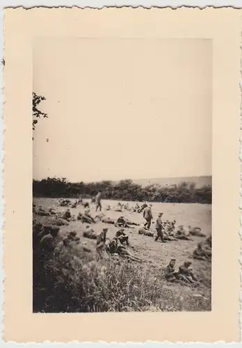 (F22194) Orig. Foto deutsche Soldaten, Marsch nach Formerie, Rast 1940