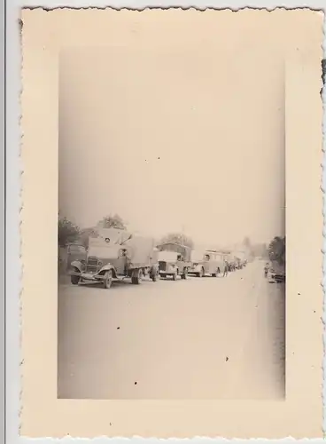 (F22189) Orig. Foto deutsche Lkw-Kolonne, Rast bei Rouen 1940