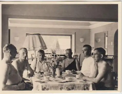(F22167) Orig. Foto deutsche Soldaten in Wallonien, am Kaffeetisch 1940