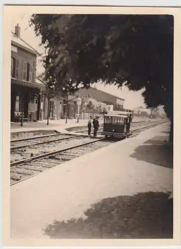 (F22163) Orig. Foto seltsames Gefährt auf einem Bahnhof 1940