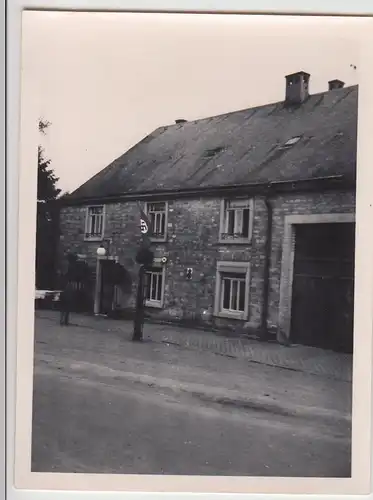 (F22162) Orig. Foto Gebäude m. Flagge am Fenster 1940