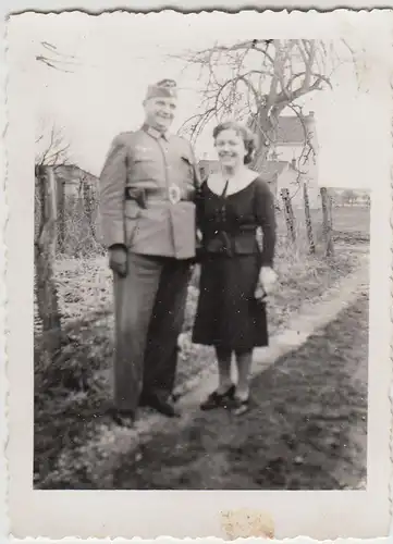 (F22161) Orig. Foto deutscher Soldat Kompaniearzt mit Frau im Freien 1940