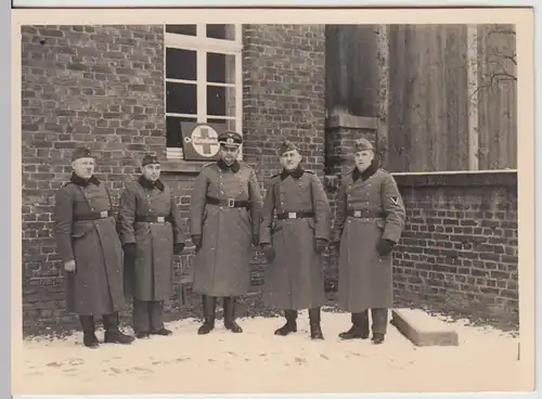 (F22144) Orig. Foto Kompaniearzt u. dt. Soldaten vor Ortskrankenstube 1939