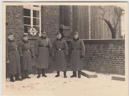 (F22143) Orig. Foto Kompaniearzt u. dt. Soldaten vor Ortskrankenstube 1939