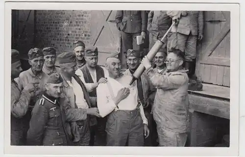 (F22137) Orig. Foto deutsche Soldaten in Weilerswist 1939, witzige Szene
