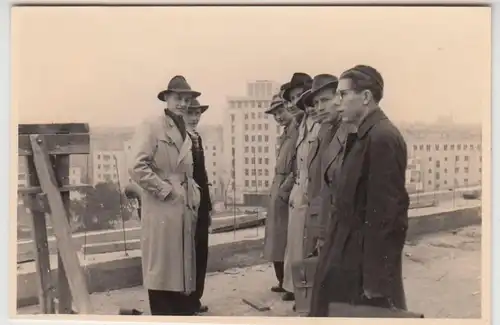 (F22101) Foto Berlin, Männer a. Wohnblock an Marschlewskistr., Baustelle 1950er