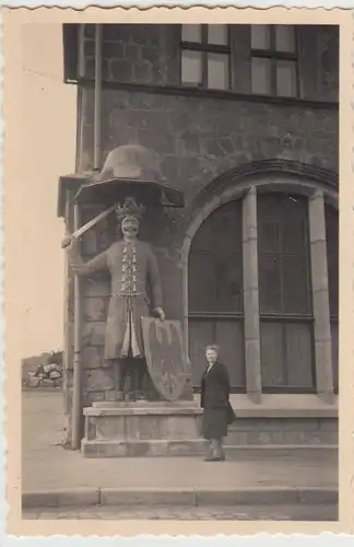 (F22079) Orig. Foto Nordhausen, Frau an Roland-Figur 1950er