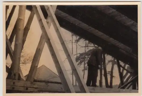 (F22073) Orig. Foto DDR Standseilbahn, Mann auf Gerüst unter Brücke 1950er