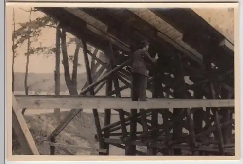 (F22072) Orig. Foto DDR Standseilbahn, Mann auf Gerüst unter Brücke 1950er