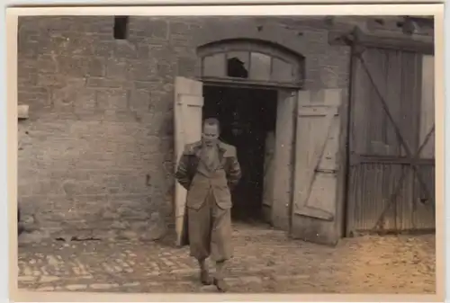 (F22067) Orig. Foto Bauernhof, Mann am Tor, DDR 1950er