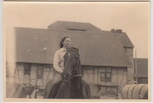 (F22062) Orig. Foto Bauernhof, Frau auf Pferd, DDR 1950er