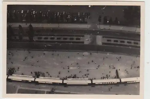 (F22035) Org. Foto Berlin, Parkplatz, viele Leute am Personenzug a. Platz 1950er