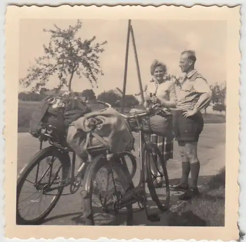 (F22001) Orig. Foto Paar unterwegs mit Fahrrad bei Dresden 1952