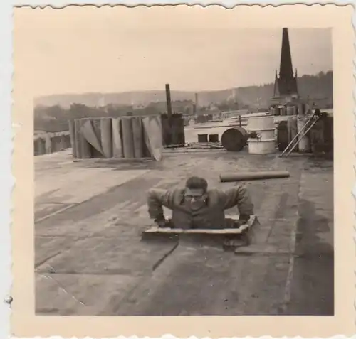 (F21990) Orig. Foto Gera, Baustelle Heizwerk, Mann auf Flachdach 1958