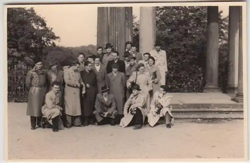 (F21927) Orig. Foto Potsdam, Personen besichtigen Sanssouci 1952