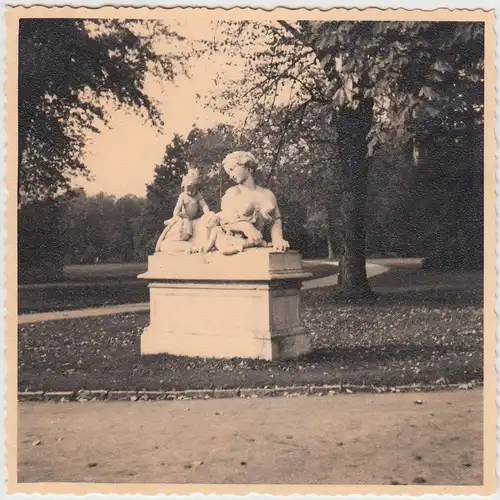 (F21919) Orig. Foto Potsdam, Figurengruppe im Schlosspark 1952