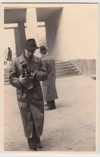 (F21913) Orig. Foto Herr mit Voigtländer Fotoapparat in Potsdam 1952