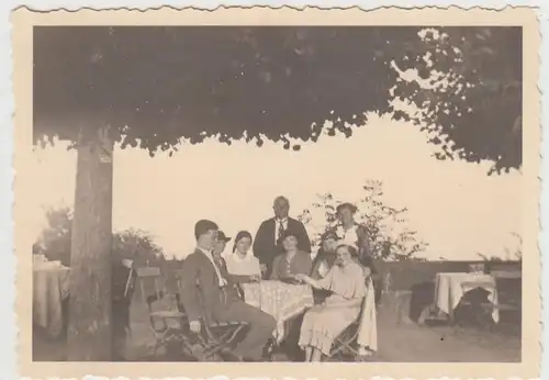 (F21909) Orig. Foto Bamberg, Personen im Gartenlokal a.d. Altenburg 1939