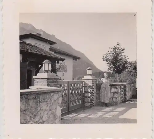(F21884) Orig. Foto Bad Reichenhall, Frau an einem Haus 1938