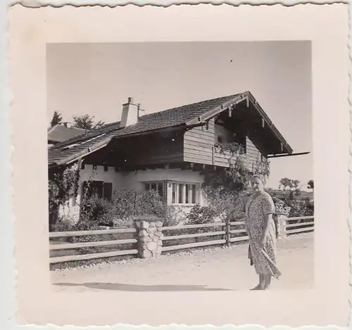 (F21882) Orig. Foto Bad Reichenhall, Frau an einem Haus 1938
