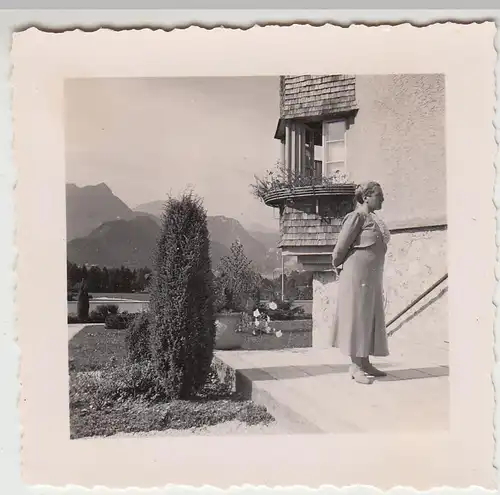 (F21873) Orig. Foto Bad Reichenhall, Frau an einem Haus 1938