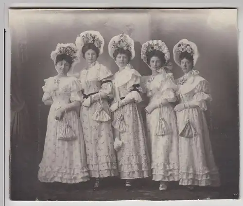 (F21867) Orig. Foto junge Damen fein herausgeputzt, Blumenkleid Hauben 1920er