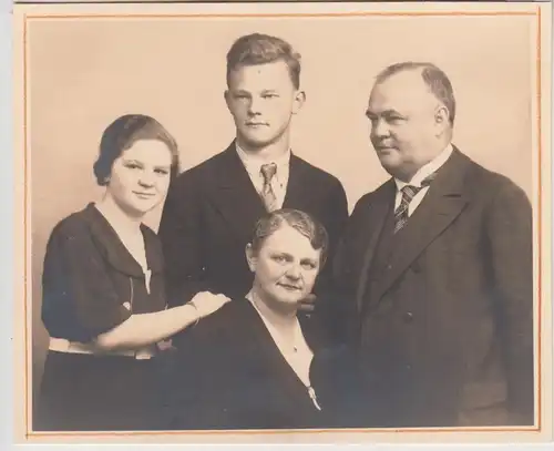 (F21862) Orig. Foto Porträt einer Familie 1920er