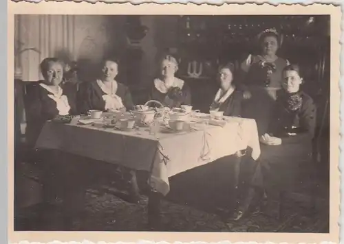 (F21857) Orig. Foto Frauen am Kaffeetisch in der Stube 1920er