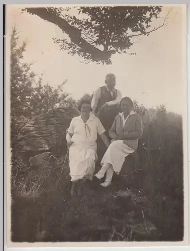 (F21851) Orig. Foto Personen im Freien, Spaziergang 1920er