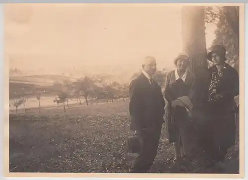 (F21848) Orig. Foto Personen im Freien, Spaziergang 1920er